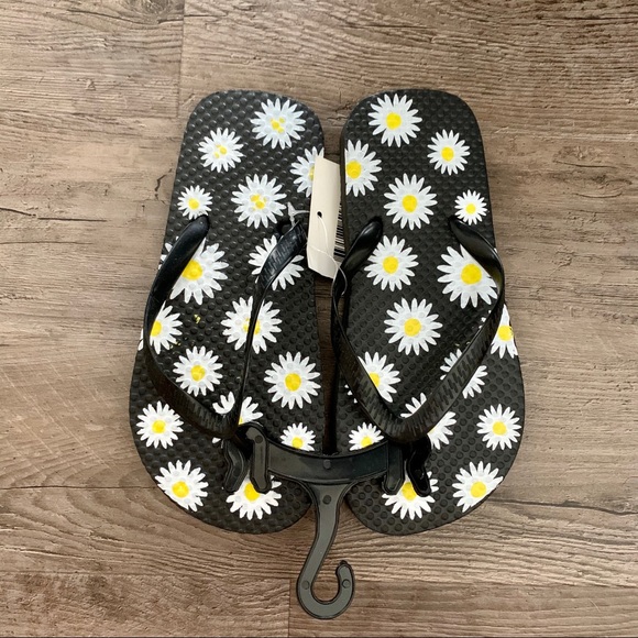 NWT Kid’s Black Daisy Flip Flops - Picture 2 of 5